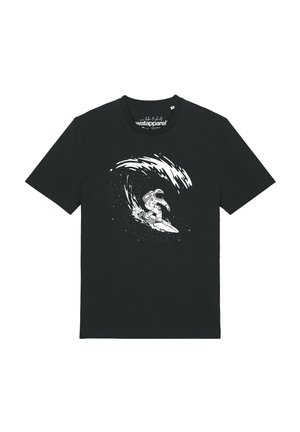 T-shirt noir avec un graphisme blanc d'un astronaute surfant sur une vague composée d'étoiles et de tourbillons cosmiques.