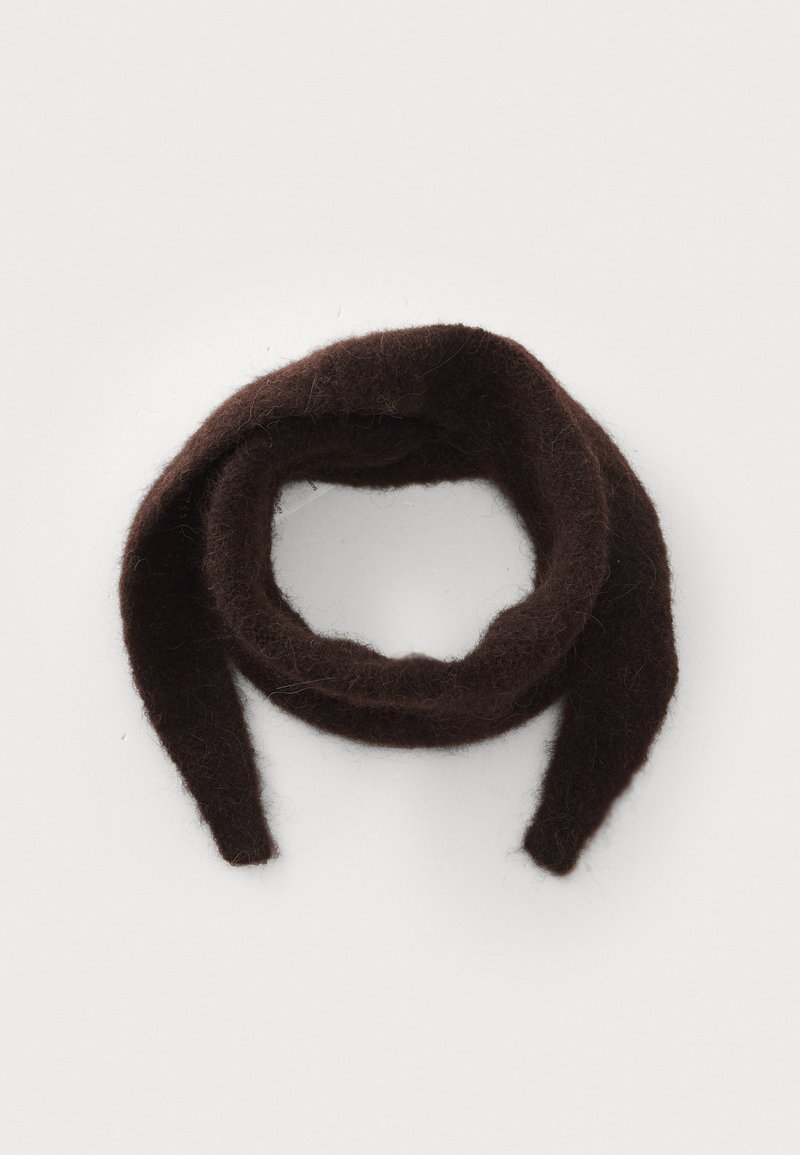 Diadema de lana marrón, textura suave, diseño circular con extremos alargados, superficie ligeramente borrosa, bucle continuo sin herrajes ni acentos.