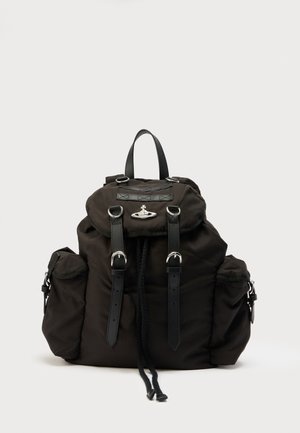 Zaino nero in nylon con parte superiore arrotondata, coulisse di chiusura, cinturini in pelle e componenti in argento. Presenta tasche laterali.