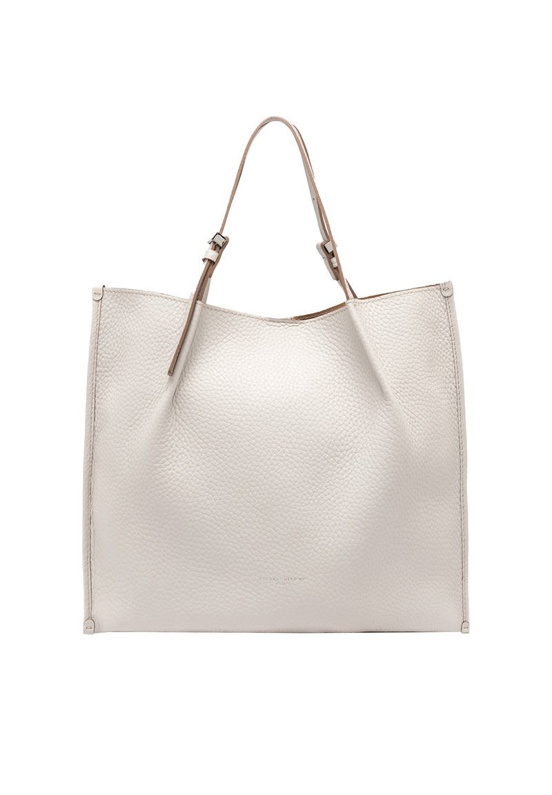 Borsa a spalla grande in pelle crema texturizzata con manici regolabili color cuoio e hardware minimo. Design a apertura superiore, struttura morbida e senza chiusure visibili.