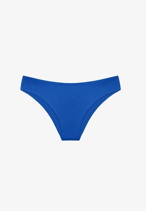 Blauwe bikini onderkant van glad materiaal. Heeft een low-rise snit met smalle zijkleurige bandjes en geen zichtbare patronen of versieringen.