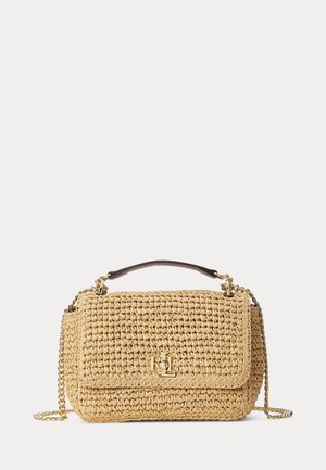 Sac à main tissé beige avec bandoulière chaîne dorée, poignée supérieure foncée et logo RL doré sur la fermeture à rabat avant.