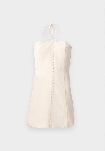 Off-white strapless jurk met een getailleerde lijfje, eenvoudige rechte silhouet en decoratieve knopen langs de voorkant. Verstelbare strik aan de achterkant.
