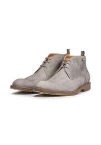 Graue Stoff-Ankle Boots mit glatter Textur, runder Spitze, zwei Ösen für Schnürsenkel und einer kontrastierenden braunen Sohle mit Zuglasche.