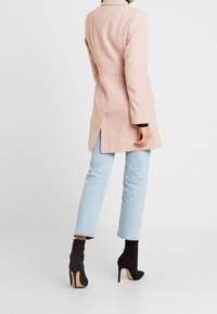 Miss Selfridge Krátký kabát - pink