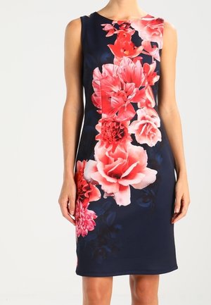 Granatowa sukienka bez rękawów z dużym różowo-czerwonym kwiatowym wzorem spływającym z przodu, do kolan, dopasowany krój.