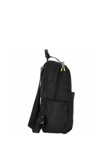 Mochila de tela negra con un compartimento principal con cremallera, bolsillo lateral, correa ajustable y tiradores de cremallera de color amarillo brillante. Diseño compacto.