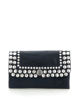 Pochette in pelle nera decorata con tre file di borchie rotonde argentate lungo la patta e i bordi, chiusa con un bottone centrale argentato.