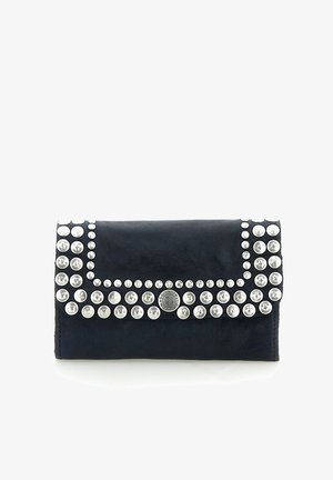 Pochette in pelle nera decorata con tre file di borchie rotonde argentate lungo la patta e i bordi, chiusa con un bottone centrale argentato.