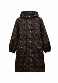 Melnā ūdensnecaurlaidīgā jaka ar zelta akcentiem, dekorēta ar sarkaniem un zilajiem ģeometriskajiem rakstiem, aprīkota ar kapuci un elastīgiem piedurknēm.