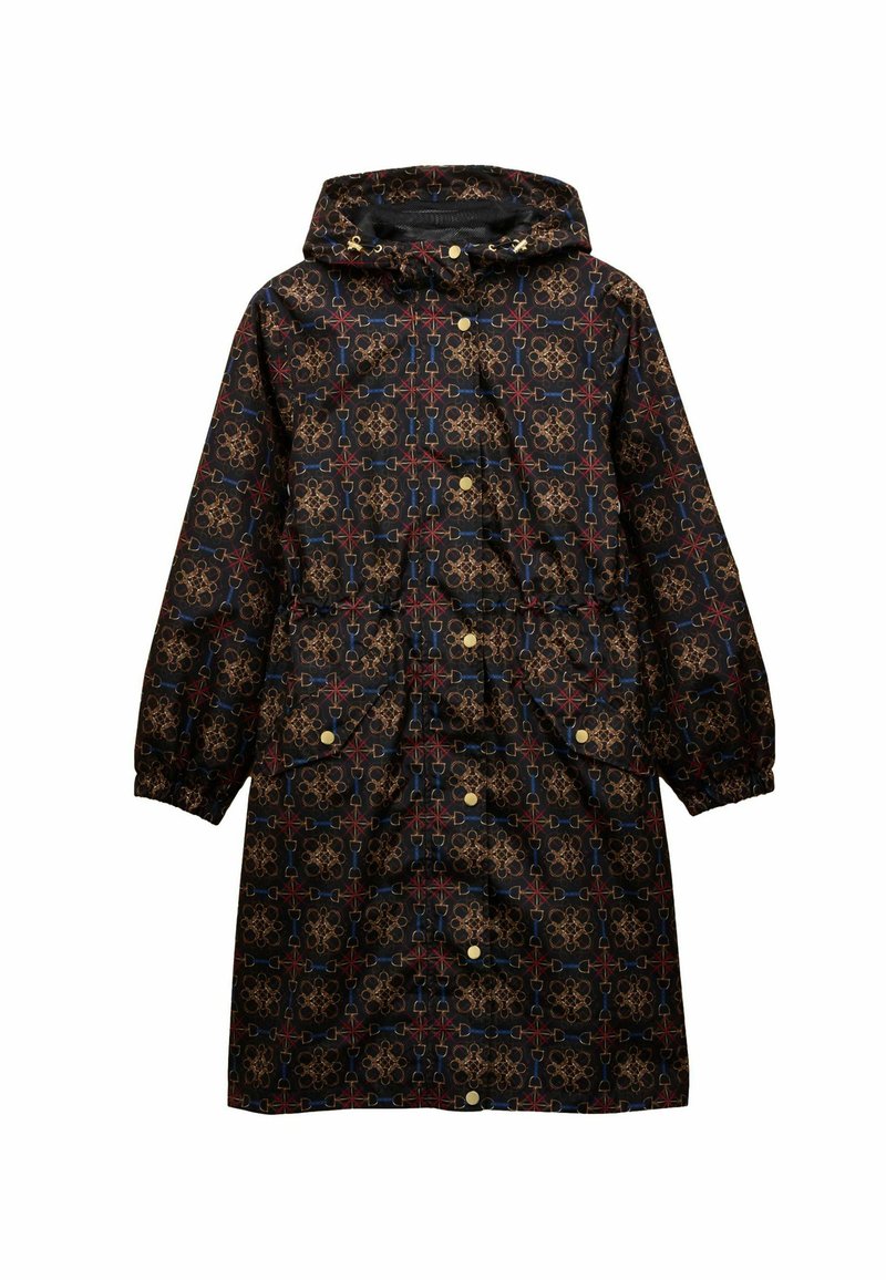 Melnā ūdensnecaurlaidīgā jaka ar zelta akcentiem, dekorēta ar sarkaniem un zilajiem ģeometriskajiem rakstiem, aprīkota ar kapuci un elastīgiem piedurknēm.