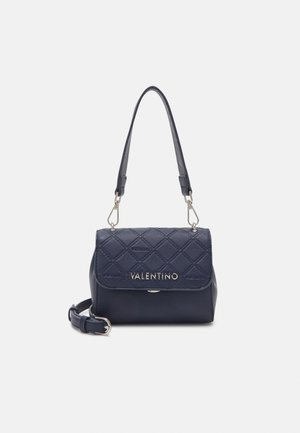 Sac à main Valentino bleu marine avec rabat matelassé et logo argenté, doté d'une poignée courte et d'une bandoulière amovible et réglable.