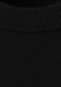Tissu de pull noir en maille avec un col côtelé, présentant une texture fine et un motif uniforme sur toute la surface.