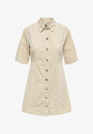 Robe beige à manches courtes boutonnée avec col et taille cintrée, présentant des boutons argentés visibles sur le devant.