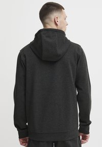 Felpa con cappuccio grigio scuro dal tocco morbido, con cappuccio regolabile, maniche lunghe e vestibilità comoda. Sul retro presenta dettagli di design minimi.
