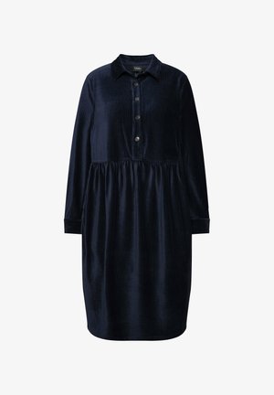 Námořnická modrá hedvábná šaty z kordu s límečkem, zapínáním na knoflíky, dlouhými rukávy a nařaseným pasem, s vertikálními pruhy pro texturu.