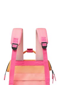Rugzak met verstelbare roze schouderbanden, een centrale handgreep en een meerkleurig lichaam met horizontale panelen in roze, oranje en geel.