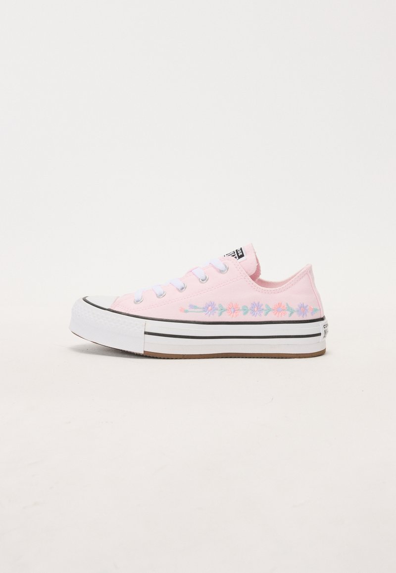 Roze platnene tenisice s izvezenim cvjetnim uzorkom u pastelnim bojama. Imaju bijeli gumeni vrh, crne pruge i vezice.