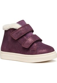 Botines de ante morado con forro de piel sintética blanca, dos correas de Velcro y suela de goma blanca texturizada. Acabado brillante en la parte superior.
