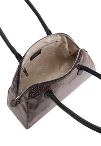 Bruin handtas met slangenpatroon, zwarte handvatten, open top met rits en beige voering met een klein ritsvakje.