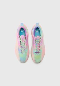 Zapatillas multicolor con una parte superior de malla translúcida e iridiscente, puntera redondeada y detalles texturizados. Incluyen cordones planos y tiras en el talón.