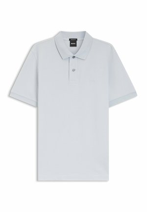 Polo celeste realizzata in tessuto strutturato, con collo a risvolto, tre bottoni e logo ricamato sul petto.