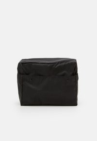 Sac rectangulaire noir en nylon lisse et léger. Dispose d'une poche avant avec fermeture à pression et bords doux. Design simple et minimaliste.
