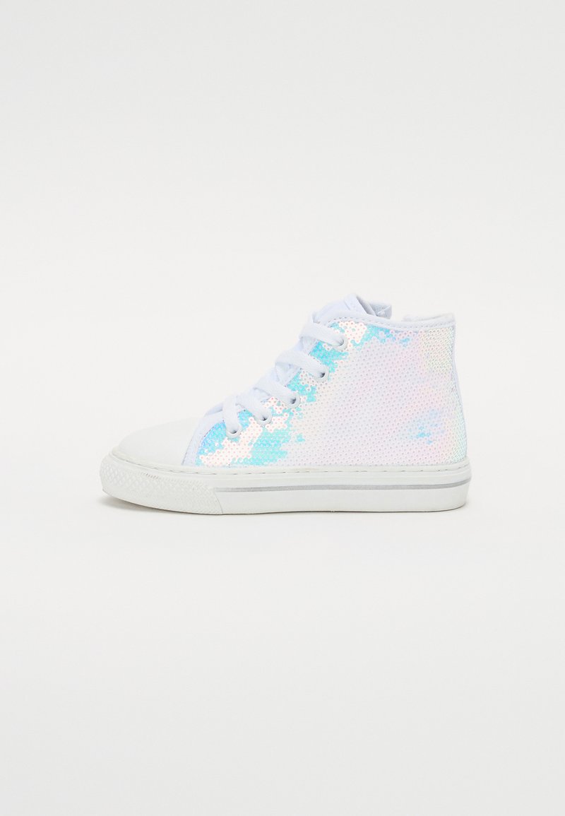 Sneakers alte con parte superiore in paillettes iridescenti, pannelli in rete bianca e suola in gomma bianca. Design con lacci, punta rotonda e dettagli testurizzati.