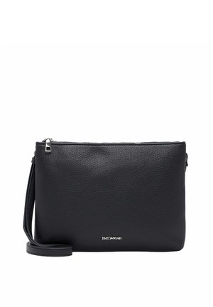 Schwarze, strukturierte Leder-Crossbody-Tasche mit silbernem Reißverschluss und kleinem silbernem Logo, mittig nahe am Boden platziert.