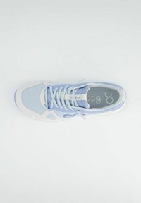 Světle modrá sportovní bota z prodyšného materiálu, s bílými detaily, kulatou špičkou, plochými tkaničkami a logem na stélce. Jednoduchý, moderní design.