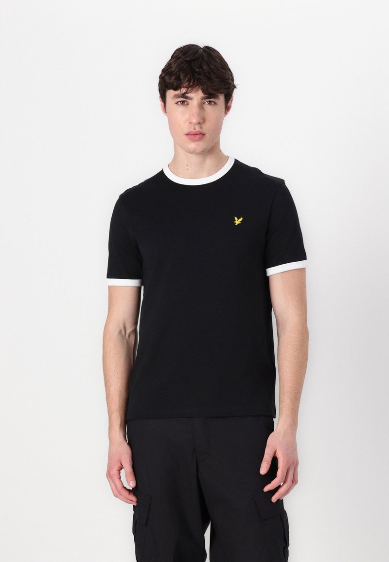 Czarny bawełniany t-shirt z białym okrągłym dekoltem i wykończeniami rękawów; posiada małe żółte logo na lewej piersi. Krótkie rękawy, klasyczny krój.
