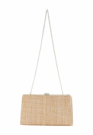 Rechthoekige beige geweven clutch met zilverkleurig frame en dunne kettingriem, hangend tegen een witte achtergrond.