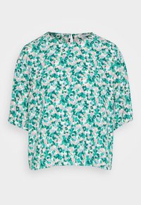 Camiseta de manga corta en tejido ligero, con un patrón floral multicolor en verdes, rosas y azules; escote redondo con una pequeña abertura en la parte posterior.