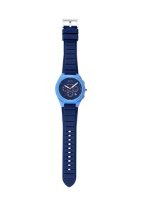 Orologio in silicone blu con quadrante rotondo, hardware in argento e funzioni di cronografo. Cinturino texture con molteplici regolazioni e dettagli con logo.