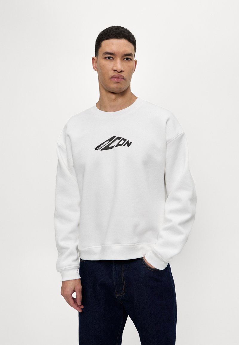 Sweatshirt blanc à col rond et manches à bords-côtes, avec un design de logo noir imprimé sur la poitrine et une coupe décontractée.