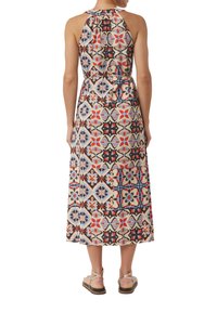 Gemustertes Maxikleid mit Halfter, das eine Mischung aus Rot, Blau und Cremefarben zeigt. Weicher Stoff mit geometrischen und floralen Designs.