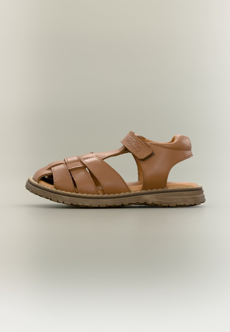 Καφέ δερμάτινο σανδάλι με ανοιχτή μύτη, ρυθμιζόμενο λουράκι και υφή στη σόλα. Διαθέτει λουράκια που διασταυρώνονται πάνω από το πόδι για υποστήριξη.