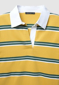 Gelbes Polohemd mit grünen und weißen horizontalen Streifen, ausgestattet mit einem weißen Kragen und einer kleinen V-Ausschnittöffnung mit dekorativem X-Stich-Detail.