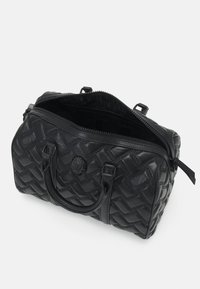 Borsa a tracolla in pelle nera con texture intrecciata, doppi manici e chiusura con zip. L'interno presenta una fodera con logo stampato.