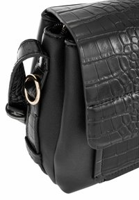 Czarna torebka z teksturowanym klapem z tłoczonym wzorem krokodyla, gładką skórzaną powierzchnią, złotymi detalami i uporządkowanym kształtem.
