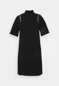 Robe noire en maille, longueur genou, manches courtes, col haut, poche avant et détails zippés sur les épaules.