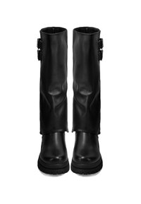 Botas de cuero negro hasta la rodilla con dos hebillas decorativas y suela de goma gruesa, con textura suave y diseño elegante.