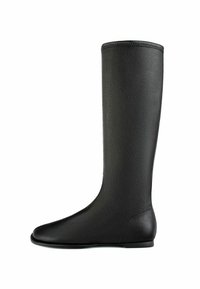 Czarne gumowe buty do kolan o gładkiej fakturze, zaokrąglonym nosku i minimalistycznym designie. Posiadają subtelną szew wzdłuż górnej krawędzi.