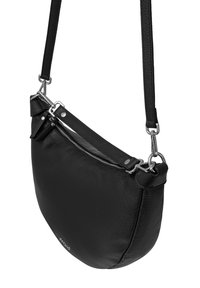 Borsa a tracolla in pelle nera con forma arrotondata, finitura testurizzata e dettagli in metallo argentato. Dotata di chiusura con zip e tracolla regolabile.