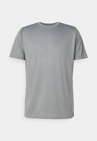 Camiseta atlética de manga corta en gris claro, hecha de un tejido transpirable, con una textura sutil, cuello redondeado y un pequeño logo en el pecho.