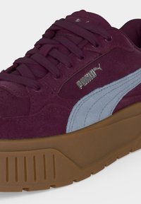 Μαοροκό κόκκινο sneaker Puma με χοντρή σόλα από καουτσούκ, γκρι σουέτ ρίγα Puma, ασημένιο λογότυπο Puma και κορδόνια μαοροκό κόκκινου χρώματος.