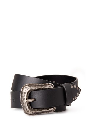 Ceinture en cuir noire avec boucle en argent gravée et clous argentés sur la pointe effilée, enroulée sur un fond blanc.