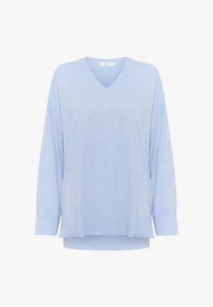 Svetle modrý pulovr s výstřihem do V, spadlými rameny, dlouhými rukávy a o něco delším zadním lemem. Měkká textura a volný střih.