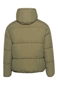 Olivgrüne Steppjacke mit Kapuze, einem gesteppten Design mit horizontalen Linien sowie einem elastischen Saum und Bündchen. Glatte Textur.