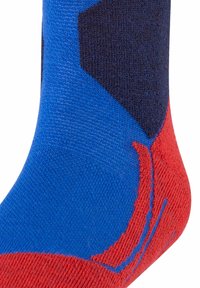 Calzini con texture che presentano colori blu, rosso e nero; incorporano un motivo geometrico; progettati per comfort e funzionalità.